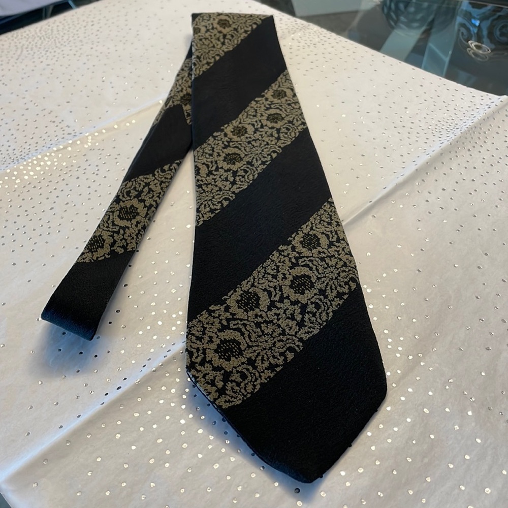 Stunning Gerogio Armani silk Italian made tie